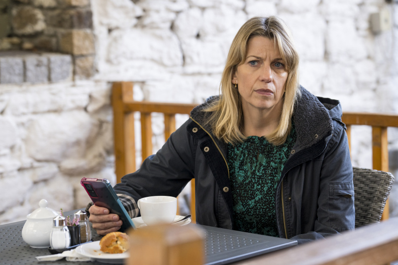  Клеър Гус като Ник's wife Jessica in The Cuckoo.