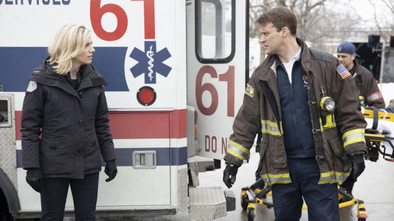 Bør 'Chicago Fire' gå alt sammen med Casey og Brett eller slippe den mulige romantikken helt? (AVSTEMMING)