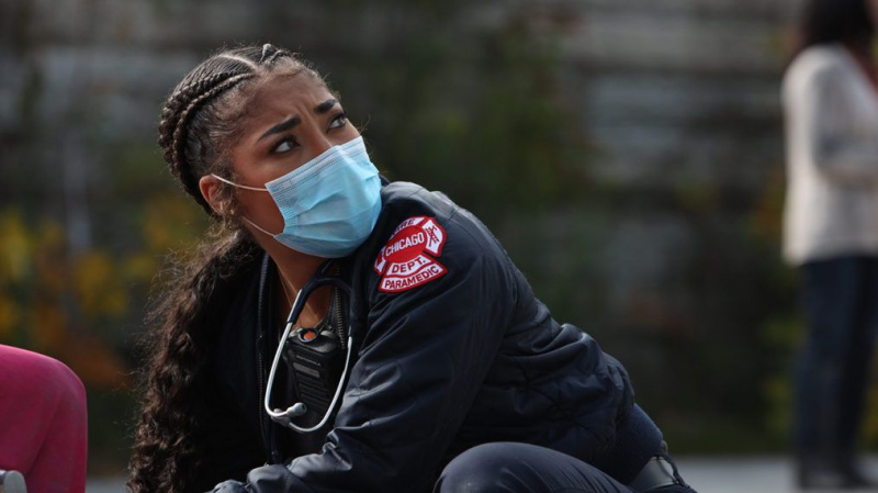 ‘El nuevo paramédico de Chicago Fire adelanta una peligrosa llamada para Ambo 61
