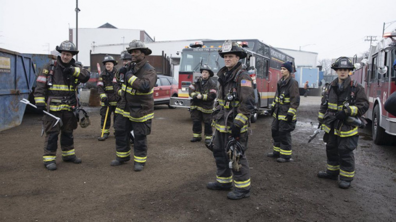 'Chicago Fire' Boss sur 51's Injured Firefighter, le changement de l'histoire de Brett et plus