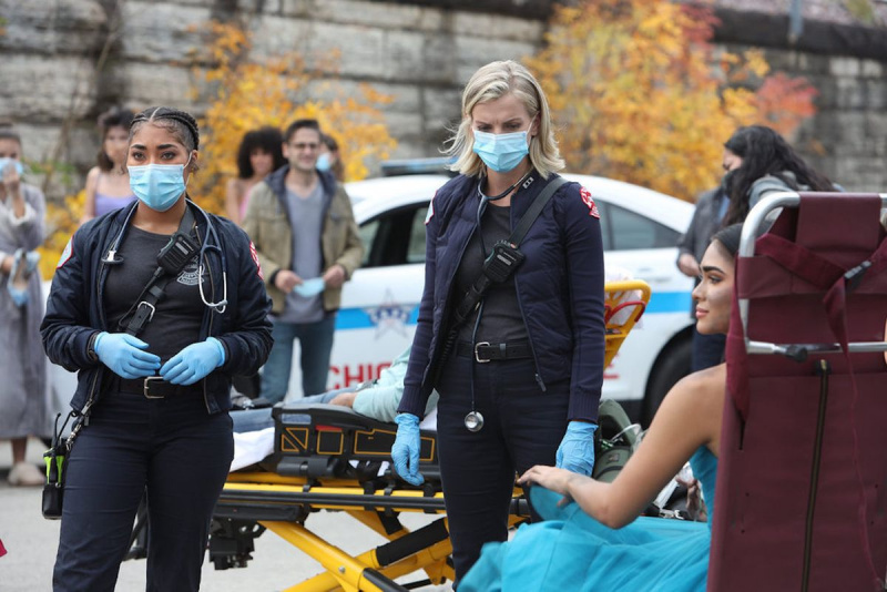 Adriyan Rae Kara Killmer Chicago Fire 9 sezonas Mackey Brett EMT