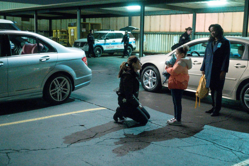 Čikagos PD 8 sezono 5 serija Burgess Makayla
