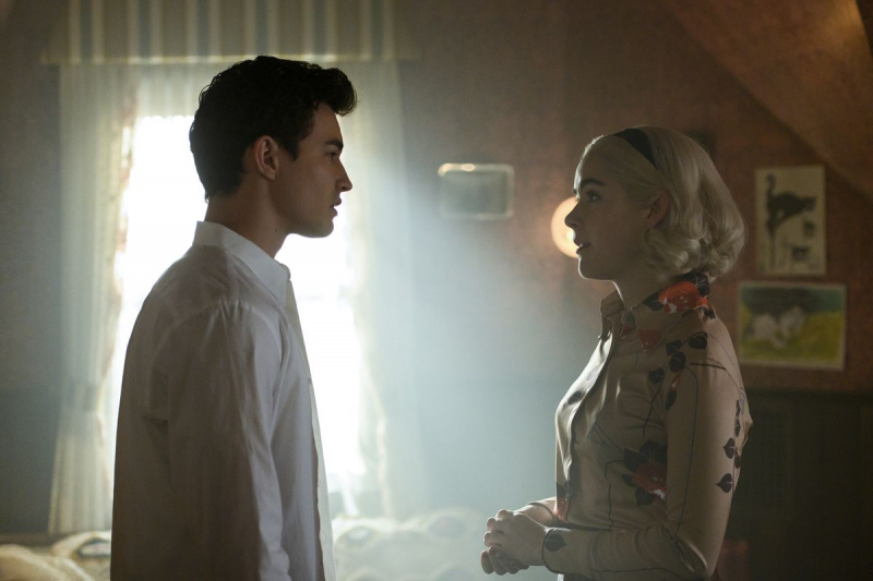 Gavin Leatherwood und Kiernan Shipka in Chilling Adventures of Sabrina Kapitel 33