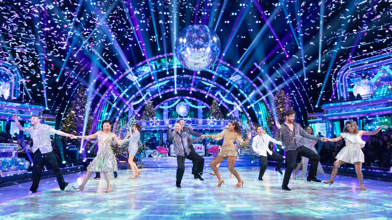   Strictly Come Dancing Christmas Special 2023 Οι χριστουγεννιάτικες διασημότητες και επαγγελματίες χορευτές