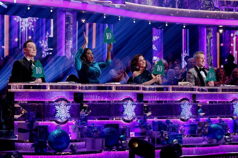   Strictly Come Dancing Christmas Special 2023 Οι χριστουγεννιάτικες διασημότητες και επαγγελματίες χορευτές