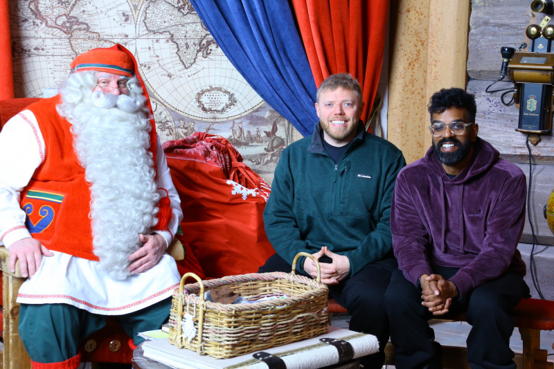   Büyük Adam'ın kendisiyle mi tanışacaksın? Ama Rob ve Romesh Noel Baba olmaya hak kazanacak mı?'s helpers.