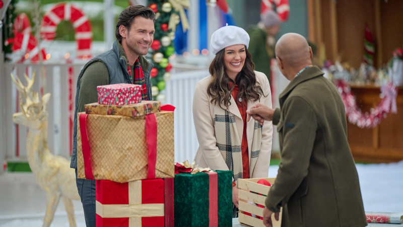 Ο Kevin McGarry και ο Taylor Cole στο A Reason for the Season