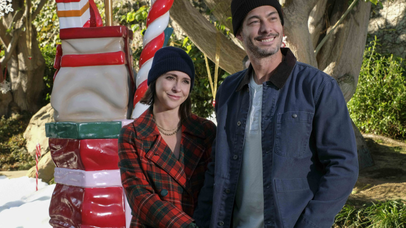 Jennifer Love Hewitt ja Brian Hallisay The Holiday Junkie -elokuvassa
