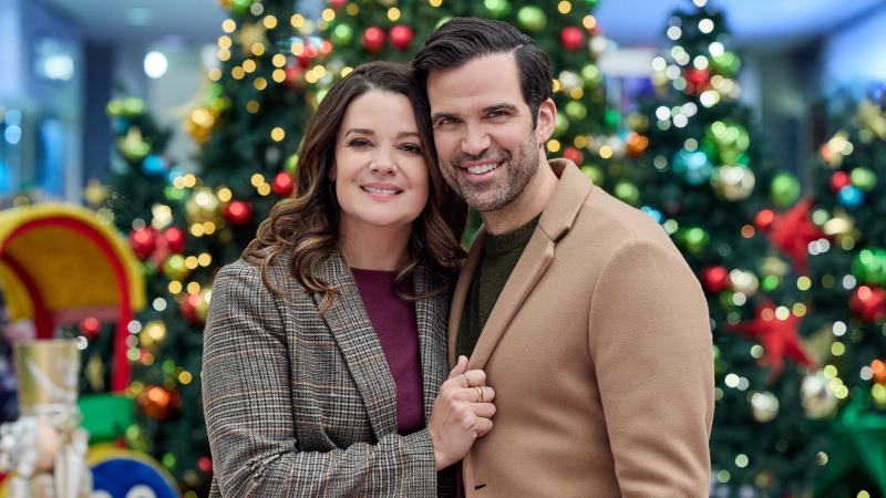 Kimberley Sustad, Benjamin Ayres ใน The Santa Class