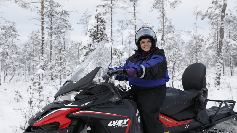   Сюзън's snowmobile ride! Will she make it through the tundra and ice?