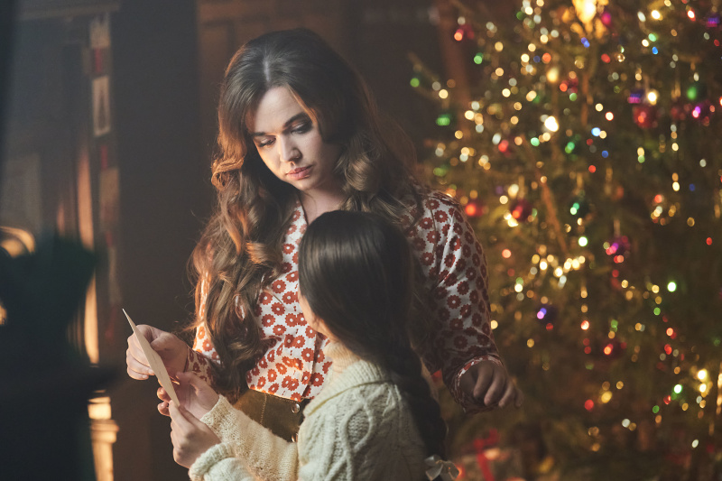  Nancy Corrigan (MEGAN CUSAK) a Colette Corrigan (FRANCESCA FULLILOVE) vo vianočnom špeciáli Call the Midwife 2023