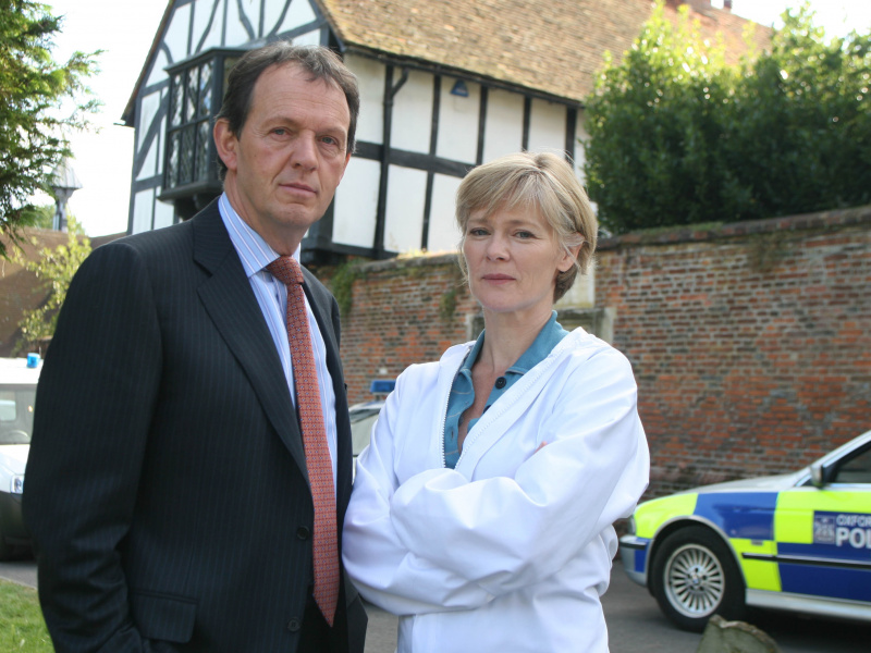   Clare Holman, Lewis'teki Dr. Laura Hobson rolünde.