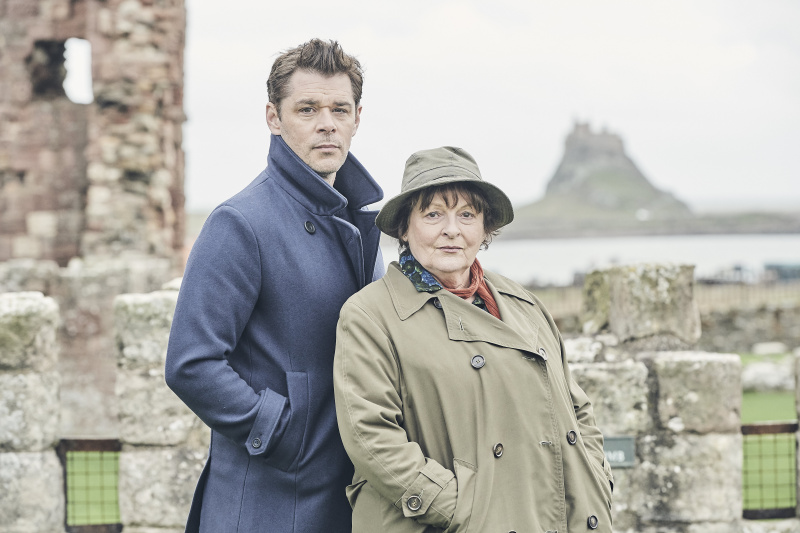   Dedektif ikilisi! Brenda Blethyn, Vera: The Rising Tide'da Vera ve Aiden rolünde Kenny Doughty ile birlikte.