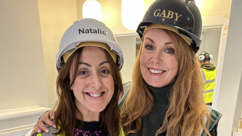   Natalie Cassidy a Gaby Blackman v prilbách priamo na mieste v DIY SOS: EastEnders.