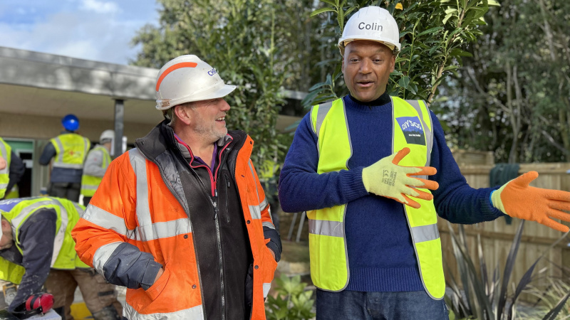  Chris Frediani a Colin Salmon v prilbách na mieste v DIY SOS: EastEnders