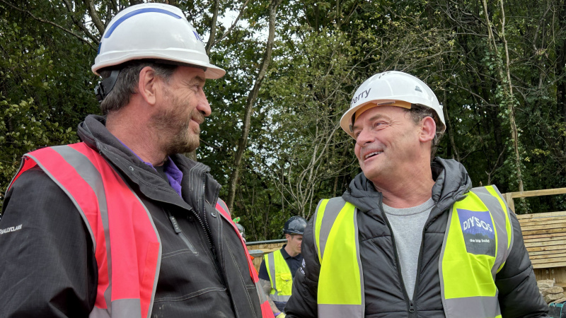   Nick Knowles a Perry Fenwick sa v prilbách rozprávajú v DIY SOS: EastEnders