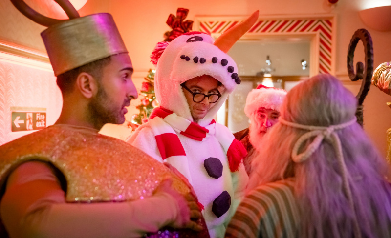   Joe Gilgun Parth Thakerar igra v filmu A Very Brassic Christmas