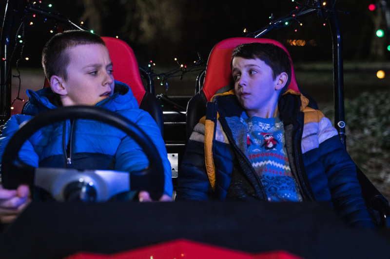   Bamber Todd și Joshua McLees ca Mikey și Sean Collins în The Heist Before Christmas.