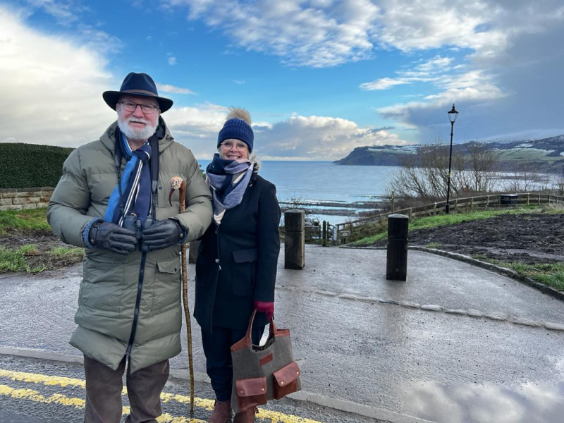  Mike ve Janice nefes kesen Robin Hood'da's Bay.