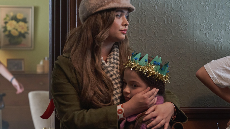   Call the Midwife'da Colette rolünde, Nancy, Francesca Fullilove'u Noel şapkasıyla kucaklarken kürk şapkalı Megan Cusack.