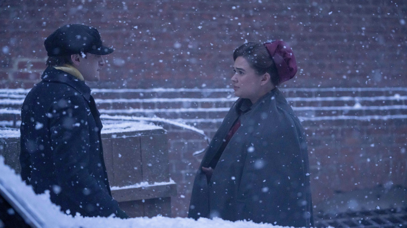   Şapkalı ve paltolu Max Macmillan, hemşire rolündeki Timothy ve Megan Cusack rolünde's uniform as Nancy stand in the snow in Call the Midwife.
