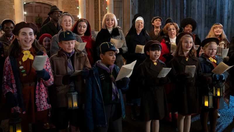 Obsadenie spieva koledy pred domom Nonnatus vo vianočnom špeciáli Call the Midwife 2024