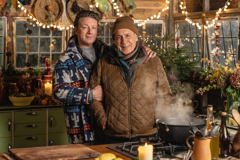   Jamieho Olivera dopĺňa jeho mentor, taliansky šéfkuchár Gennaro Contaldo, v úvodnej epizóde Jamie Cooks Christmas.