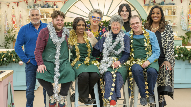   Paul Hollywood, Dame Prue Leith, Noel Fielding in Alison Hammond stojijo za Markom, Maxyjem, Maggie in Jurgenom, ki nosijo bleščice in zvezde v šotoru v The Great British Bake Off.