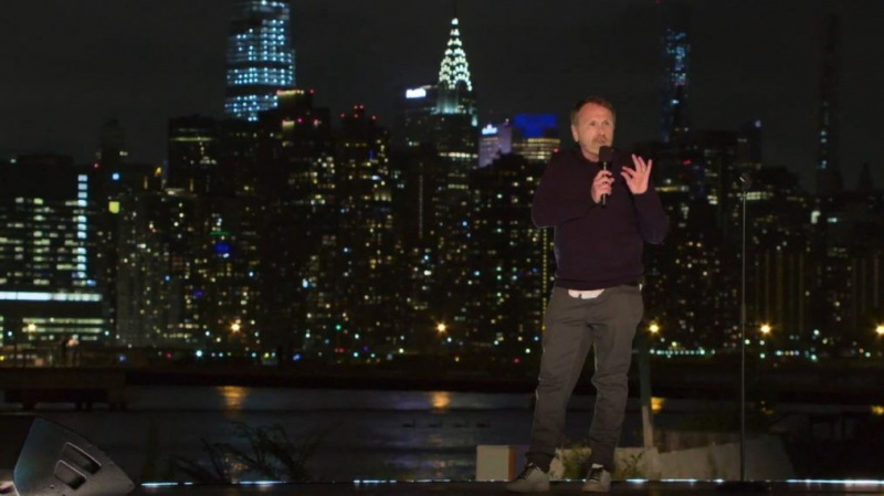 Колин Куин в „Комедийно шоу на паркинг“, неговият Stand-Up-Docu Hybrid на HBO Max