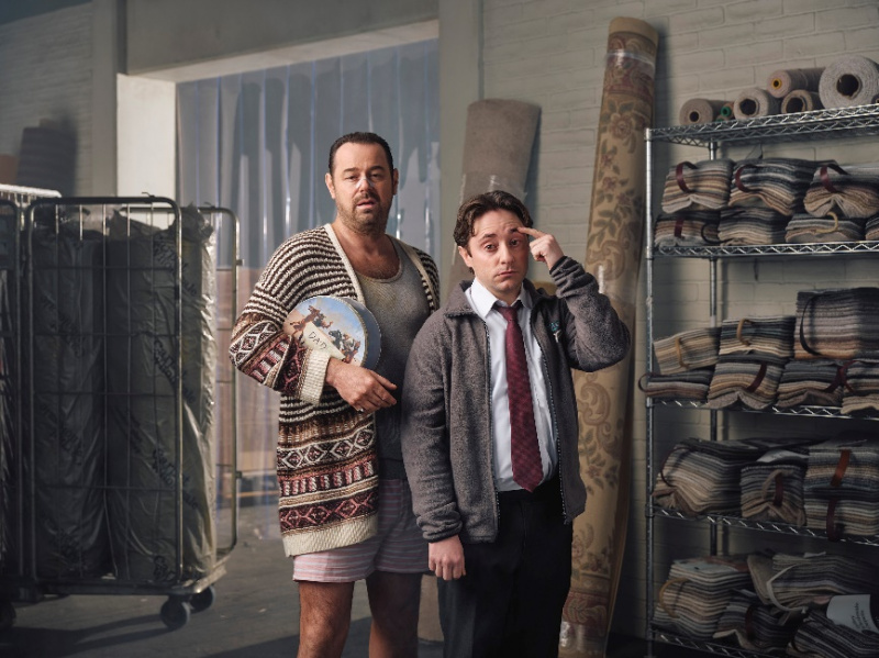  Danny Dyer a Ryan Sampson pózujú v obchode s kobercami v Mr Bigstuff