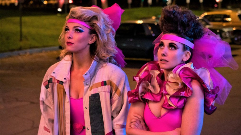 La estrella de 'GLOW', Alison Brie, les dice a los fans que 'no contengan la respiración' mientras esperan una película