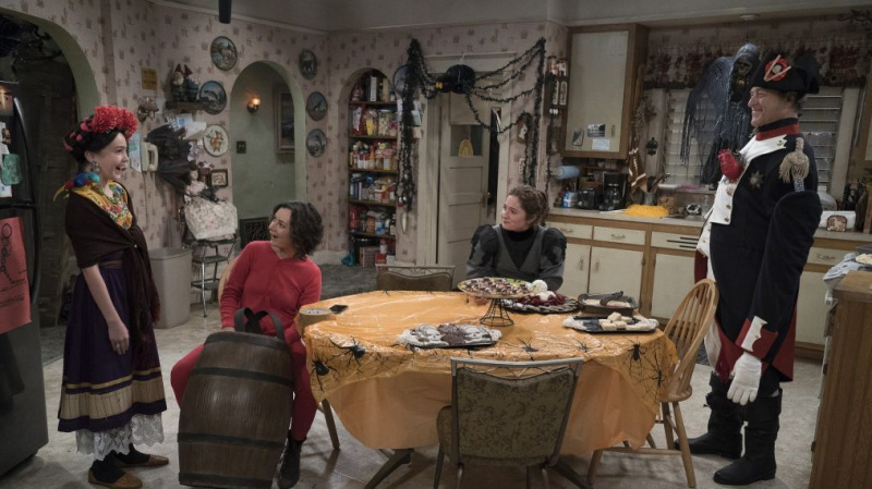 „The Conners“ вземат дебата за костюмите и още моменти за епизод на Хелоуин
