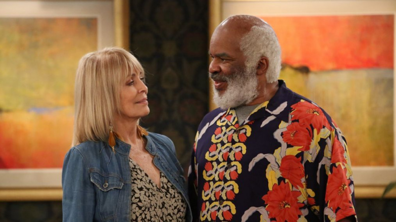„The Cool Kids”: Joanie robi wrażenie na Hanku Joanny Cassidy (WIDEO)