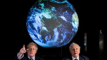 David Attenborough in Boris Johnson sedita pod projicirano luno