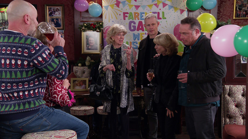   Mahalle sakinleri Gail Platt için toplandı's leaving party at the Rovers.