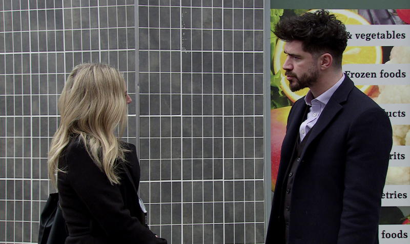  Adam Barlow și Sarah Platt vorbesc în afara magazinului din colț.
