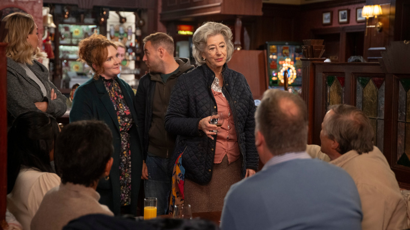   Evelyn Plummer drží drink a lúči sa v Rovers na Coronation Street.