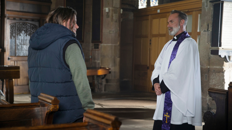  Billy Mayhew parla con Denny in chiesa.