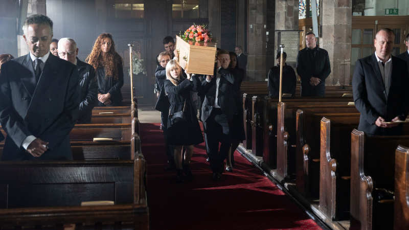  I residenti di Weatherfield trasportano Paul Foreman's coffin down the aisle.