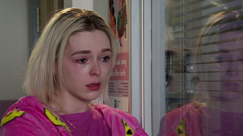Coronation Street spoiler'ı: Ağlayan Lauren Bolton bebeği için korkuyor