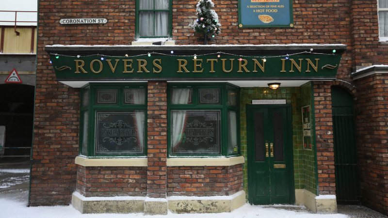 Coronation Street, et tutvustada kolme tohutut uut tegelast, kes on seatud munakivisid šokeerima