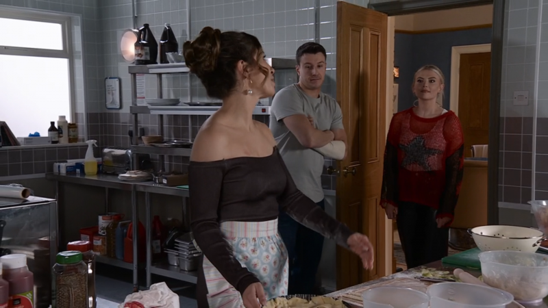   Daisy Midgeley valmistab Rivers Returni köögis õunakooki, kui Ryan Connor ja Bethany Platt uksest sisse astuvad.