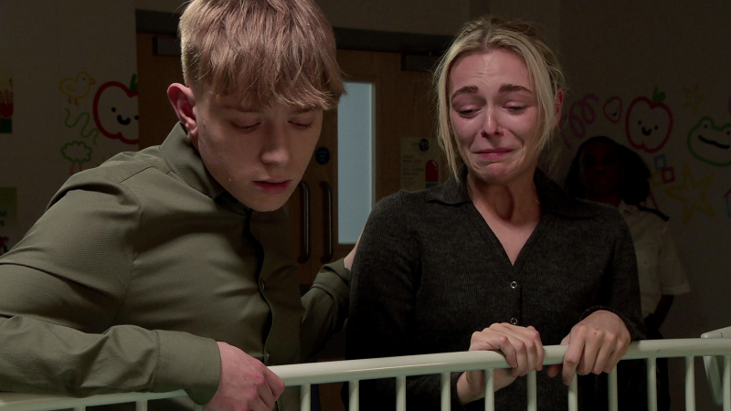  Lauren og Max ser tårevåte og bekymret ut ved siden av Frankie's cot