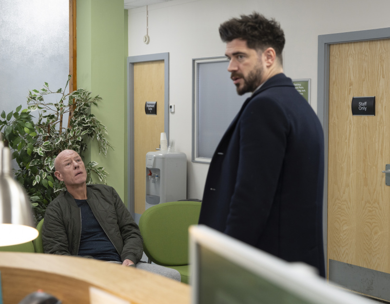  Adam Barlow vierailee John Perryn luona sairaalassa.