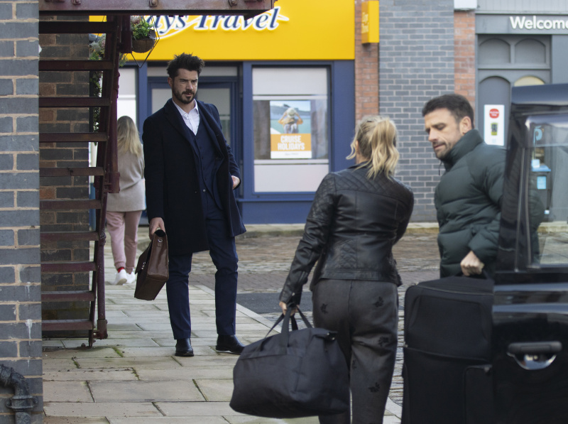   Adam Barlow, Sarah Platt'ın Damon Hay'i boşalttığını görünce sinirlendi's belongings into the flat.