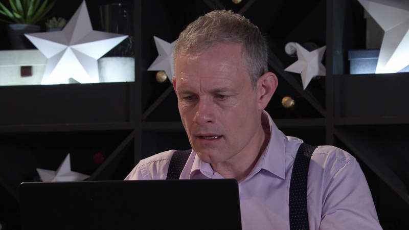  Nick Tilsley näyttää järkyttyneeltä tietokoneensa näytöltä Coronation Streetillä.