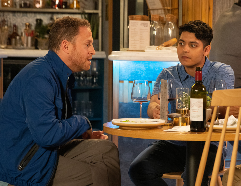  Aadi versucht, Darren auszuweichen's questions about his love life.
