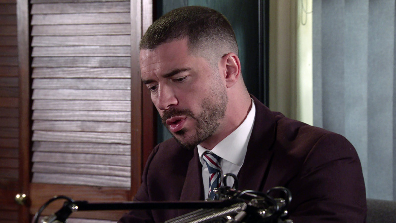  Adam Barlow počúva Sarah Platt's voicemails.