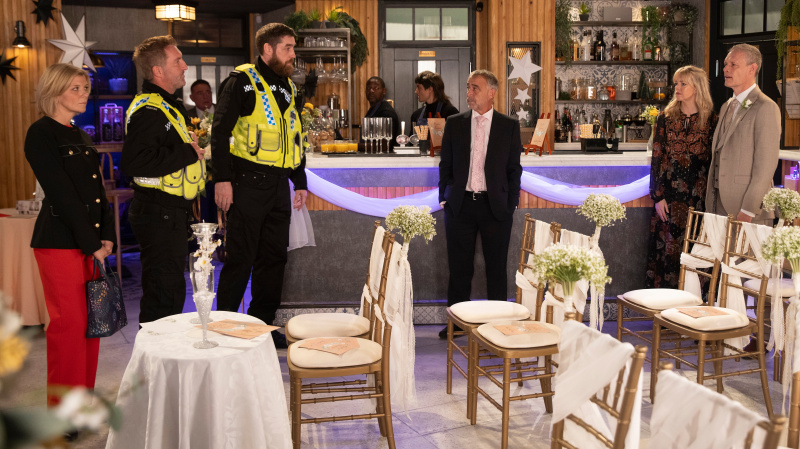   La police se présente au Bistro et veut poser des questions à Nick et Toyah.