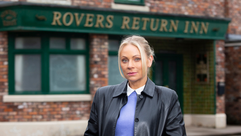   La DS Lisa Swain in piedi fuori dal Rovers Return Inn.